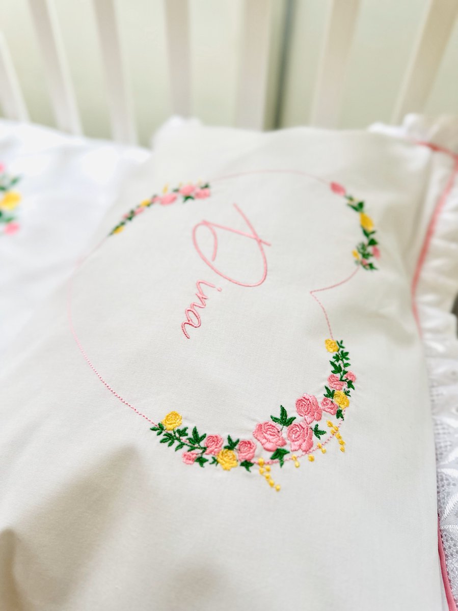 Gepersonaliseerd kussensloop met een bloemrijk hart en de naam/dedicatie van de baby geborduurd - kinderbed/Personalized pillowcase with a flowery heart and baby's name/ dedication embroidered- children's bed-junior bed 35x50 cm