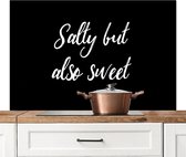 Spatscherm keuken 120x80 cm - Kookplaat achterwand Quotes - Kruiden - Salty but also sweet - Spreuken - Koken - Muurbeschermer - Spatwand fornuis - Hoogwaardig aluminium