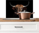 KitchenYeah® Spatscherm keuken 70x50 cm - Kookplaat achterwand - Schotse hooglander - Zwart - Muurbeschermer hittebestendig - Spatwand fornuis - Hoogwaardig aluminium - Aanrecht decoratie dieren - Zwarte keukenaccessoires