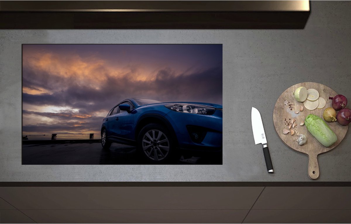 Inductieplaat Beschermer - Blauwe Auto in Regenbui onder Donkere Bewolking - 85x52 cm - 2 mm Dik - Inductie Beschermer - Bescherming Inductiekookplaat - Kookplaat Beschermer van Zwart Vinyl