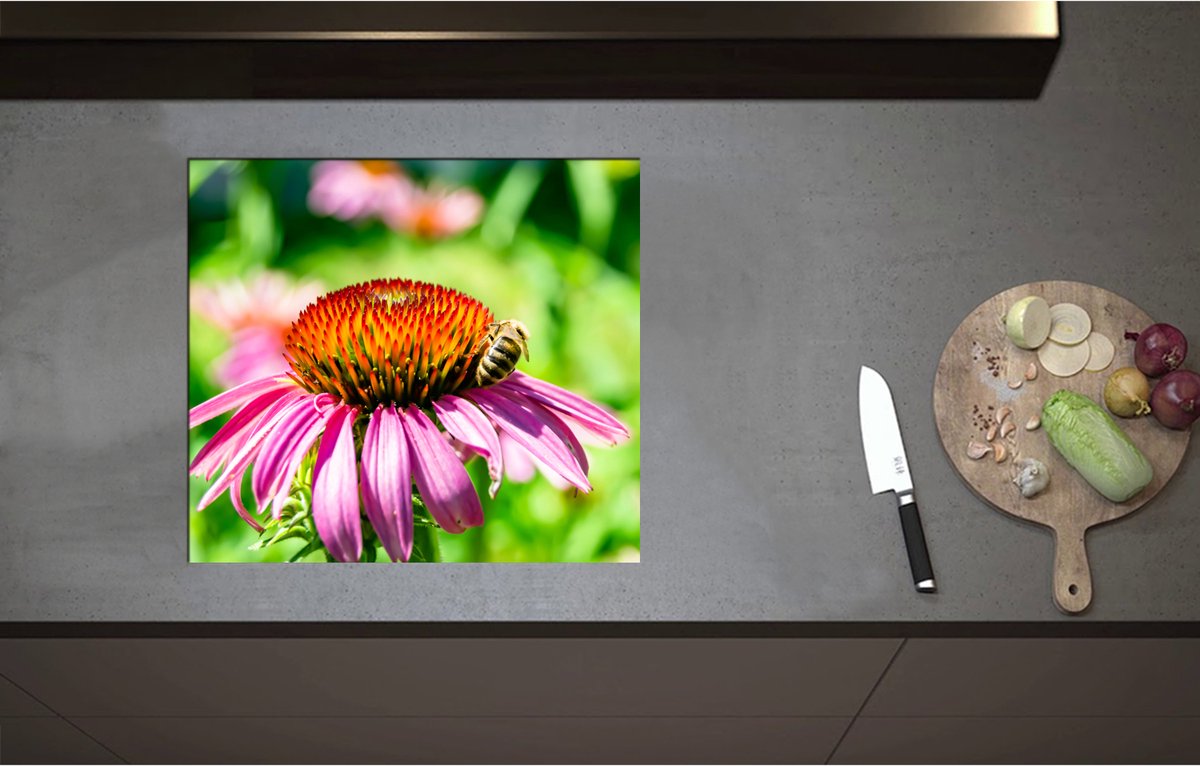 Inductieplaat Beschermer - Bij Zittend op Middenstuk van Roze Bloem - 57x51 cm - 2 mm Dik - Inductie Beschermer - Bescherming Inductiekookplaat - Kookplaat Beschermer van Wit Vinyl