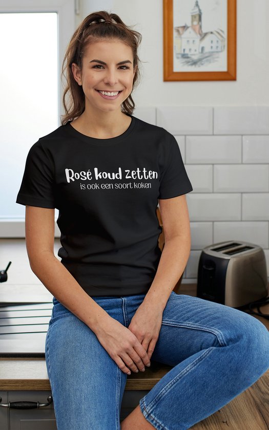 Rosé koud zetten is ook een soort koken | tshirt | maat XL | zwart | dames t-shirt | opdruk voorzijde | keukenprinses - eten - drank - wijn - festival outfit - humor shirt - feest