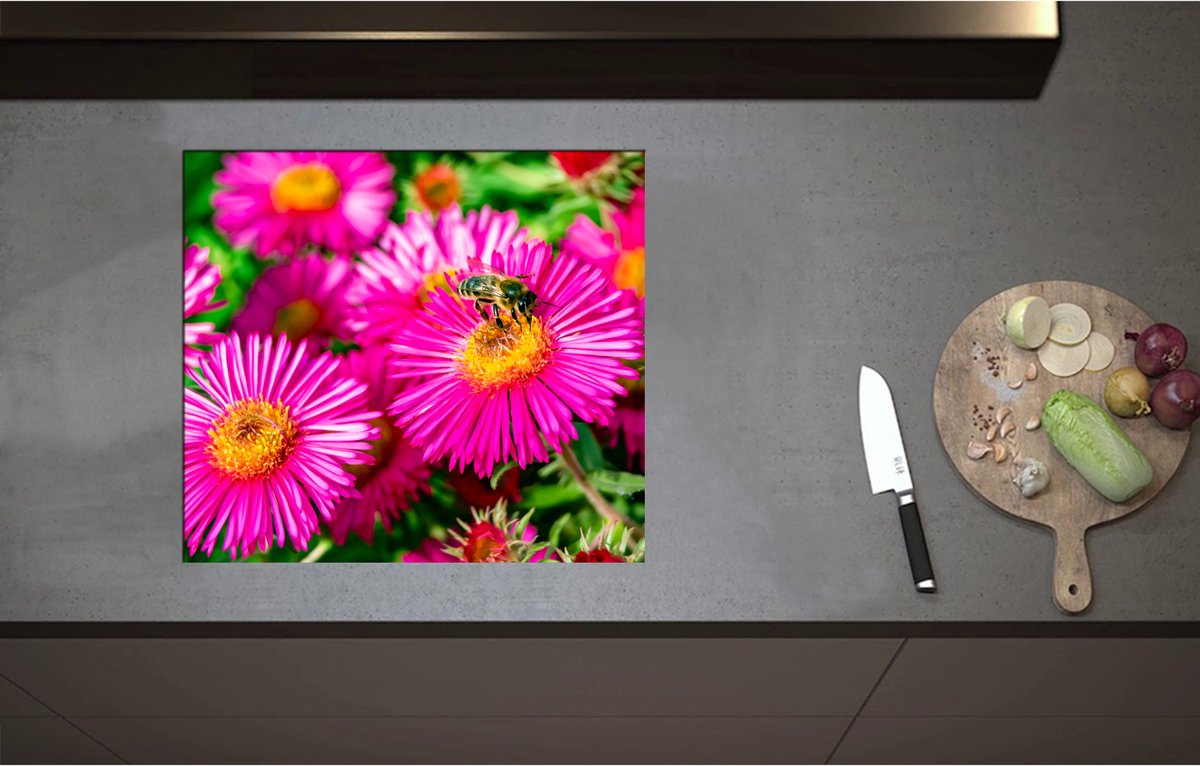 Inductieplaat Beschermer - Bij op Wilde Roze Madeliefjes - 58x52 cm - 2 mm Dik - Inductie Beschermer - Bescherming Inductiekookplaat - Kookplaat Beschermer van Wit Vinyl