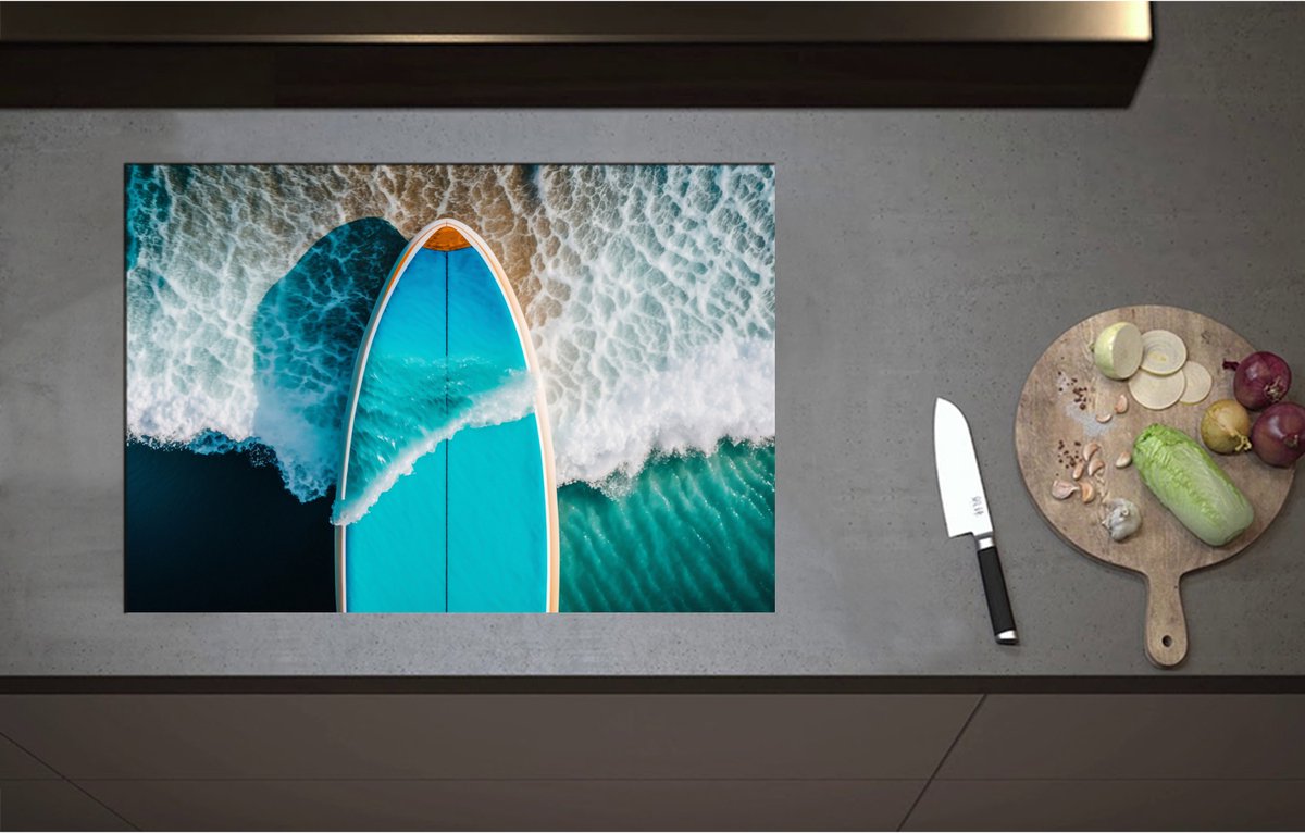 Inductieplaat Beschermer - Blauw Surfbord in het Schuim van de Golven - 75x52 cm - 2 mm Dik - Inductie Beschermer - Bescherming Inductiekookplaat - Kookplaat Beschermer van Zwart Vinyl