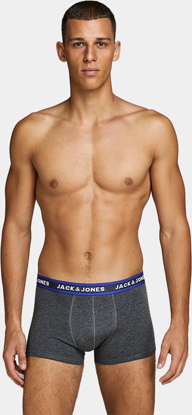 Man met donkergrijze Jack & Jones boxershort met blauwe en grijze logo-elastische band.
