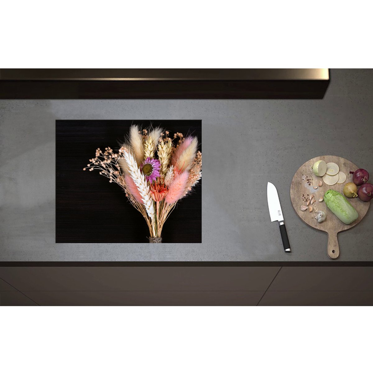 Inductieplaat Beschermer - Boeket van Verschillende Droogbloemen tegen Zwarte Houten Achtergrond - 59x50 cm - 2 mm Dik - Inductie Beschermer - Bescherming Inductiekookplaat - Kookplaat Beschermer van Zwart Vinyl