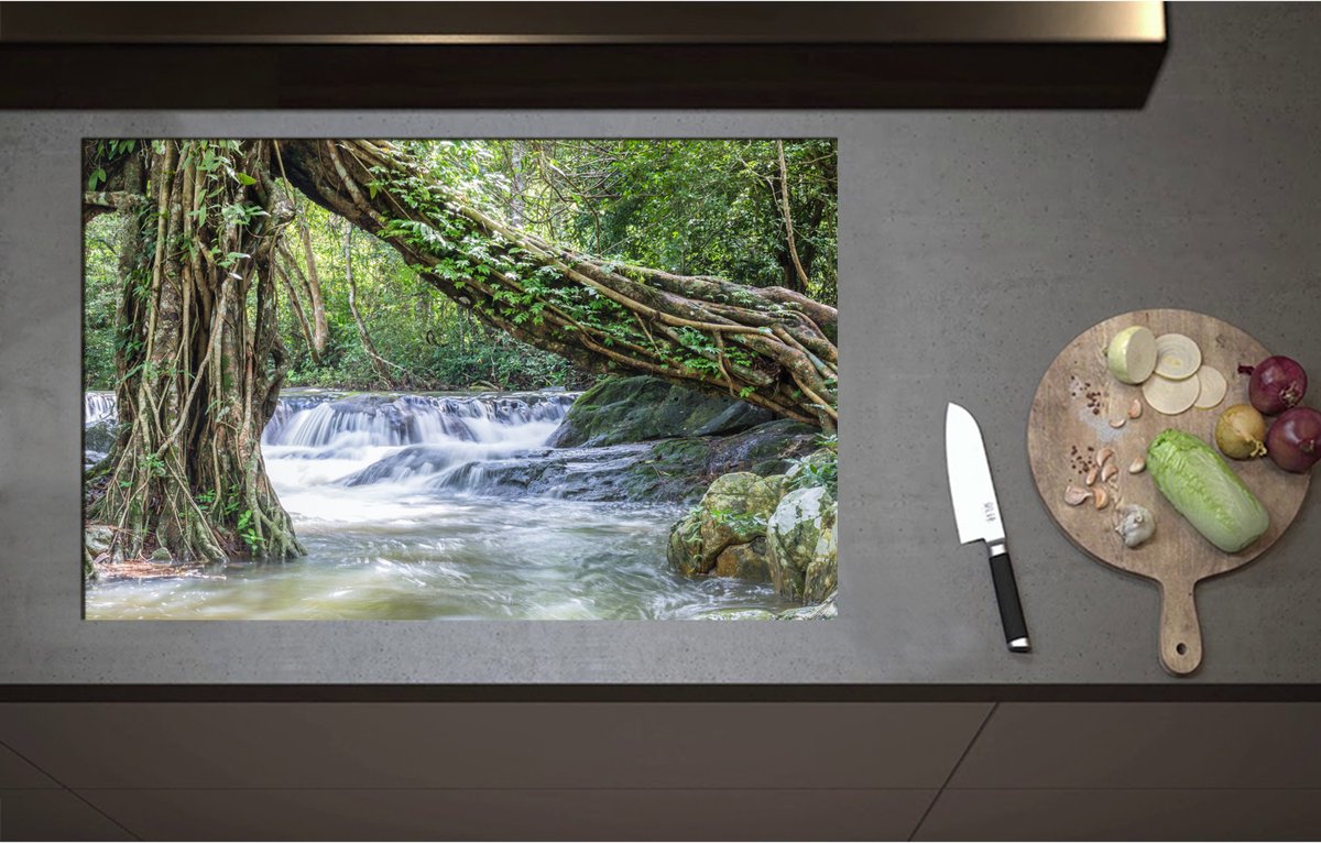 Inductieplaat Beschermer - Boom in het Midden van Stromende Rivier in het Bos - 85x55 cm - 2 mm Dik - Inductie Beschermer - Bescherming Inductiekookplaat - Kookplaat Beschermer van Zwart Vinyl