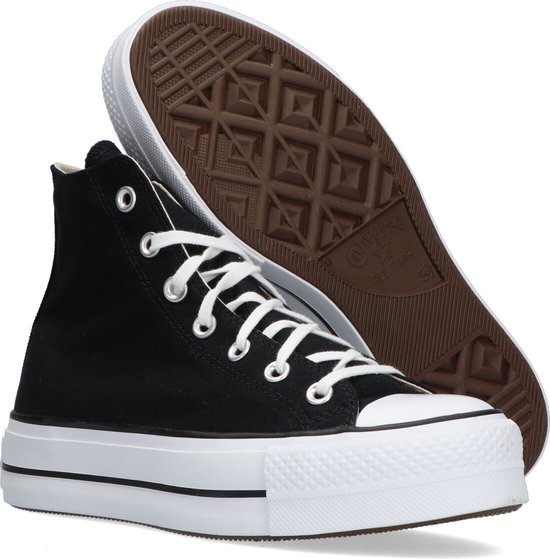 Zwarte Converse Chuck Taylor All Star Lift sneakers met witte veters, witte zool en bruine loopzool met ruitpatroon.
