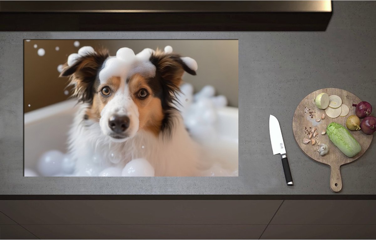 Inductieplaat Beschermer - Border collie hond in bad met zeepbubbels - 85x55 cm - 2 mm Dik - Inductie Beschermer - Bescherming Inductiekookplaat - Kookplaat Beschermer van Wit Vinyl
