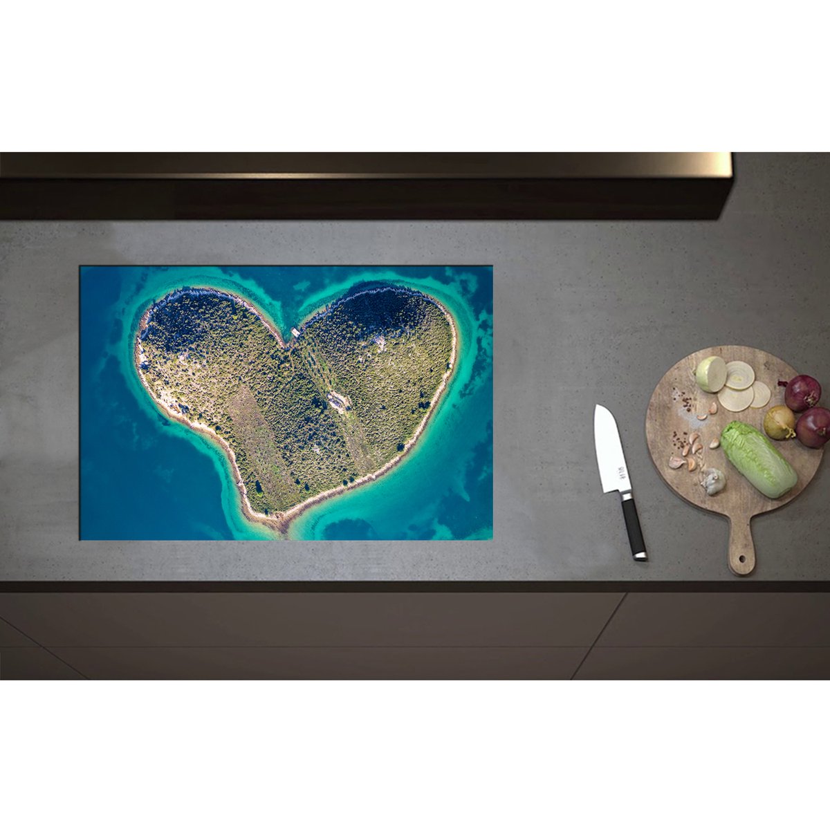 Inductieplaat Beschermer - Bovenaanzicht van Hartvormig Onbewoond Eiland in Tropische Zee - 75x50 cm - 2 mm Dik - Inductie Beschermer - Bescherming Inductiekookplaat - Kookplaat Beschermer van Wit Vinyl
