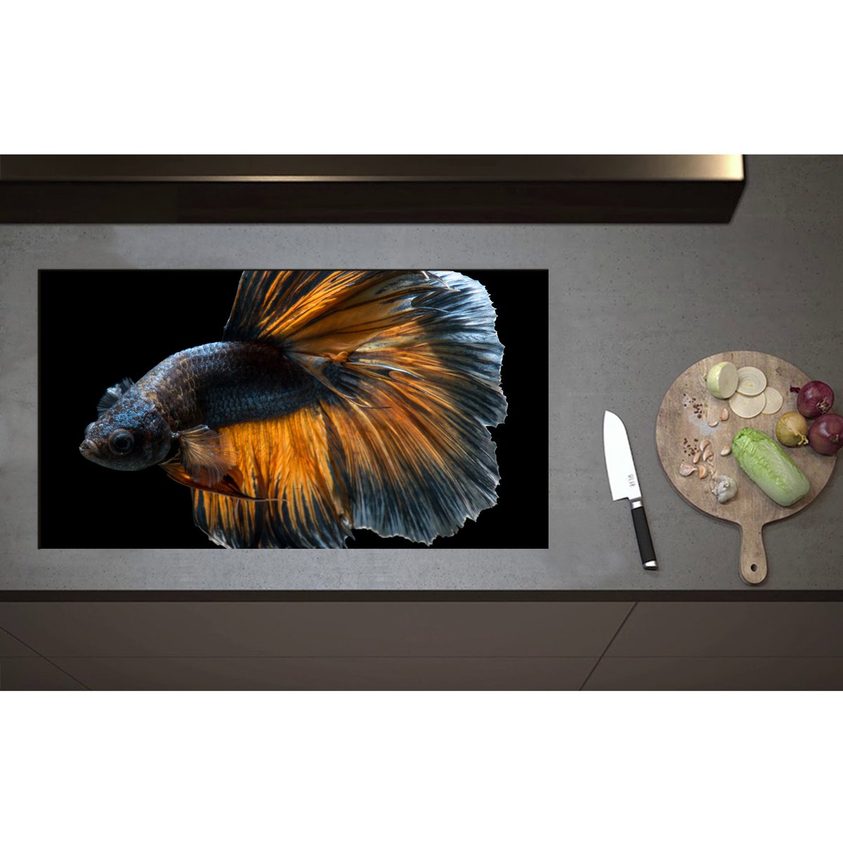 Inductieplaat Beschermer - Blauwe Vis met Oranje Details en Dansende Vinnen - 90x50 cm - 2 mm Dik - Inductie Beschermer - Bescherming Inductiekookplaat - Kookplaat Beschermer van Zwart Vinyl