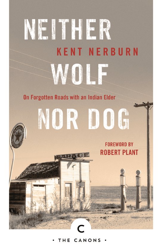Boekcover van 'Neither Wolf Nor Dog' met een oude garage en benzinepompen op een verlaten weg.