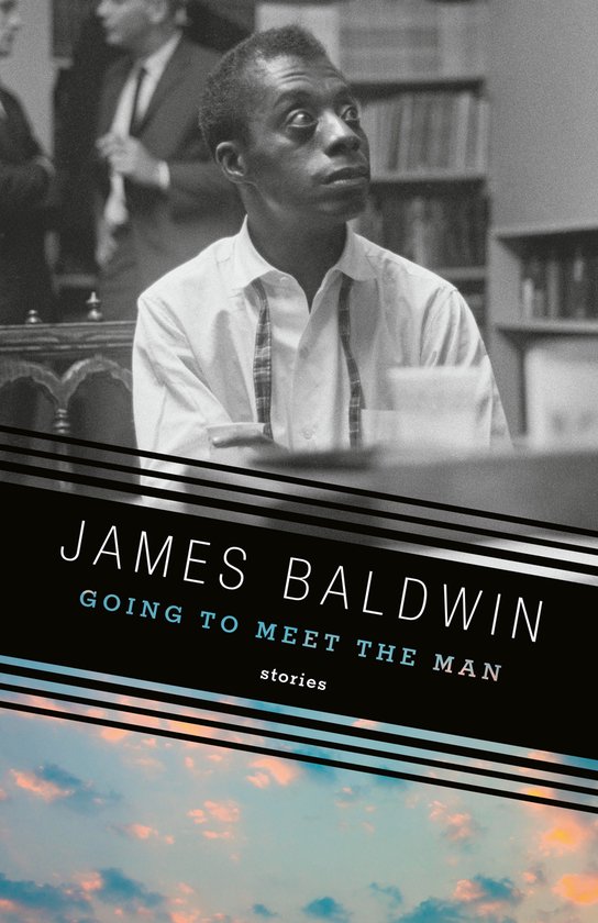 Boek "Going to Meet the Man" van James Baldwin. Een zwart-wit foto van Baldwin in een overhemd, met een luchtfoto van de zonsondergang eronder.