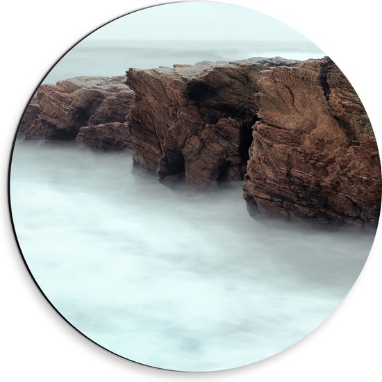 WallClassics - Dibond Muurcirkel - Mist rond Bergen - 30x30 cm Foto op Aluminium Muurcirkel (met ophangsysteem)