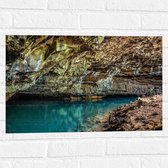 WallClassics - Muursticker - Helder Blauw Water onder Rotsen - 60x40 cm Foto op Muursticker