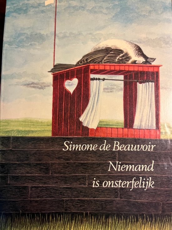 Boekhoes met een vogel op een rood houten hokje met een hartvormig uitsparing. "Simone de Beauvoir Niemand is onsterfelijk"