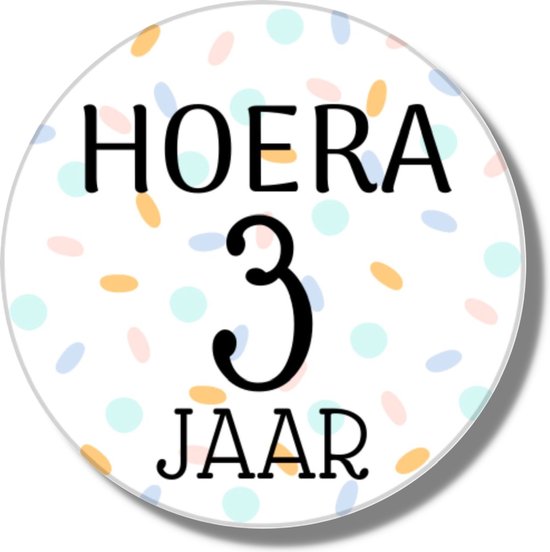 Ronde sticker met 'HOERA 3 JAAR' in zwart, met pastelkleurige confetti.