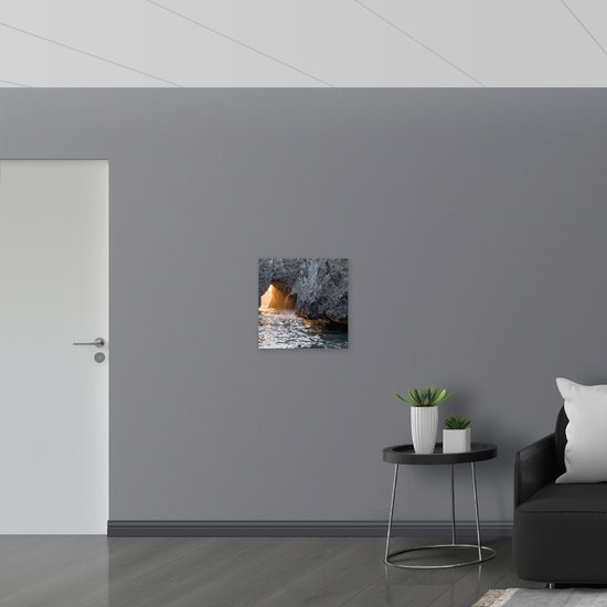 Poster Glanzend – Lichtstraal Door Rotsen op Water - 50x50 cm Foto op Posterpapier met Glanzende Afwerking