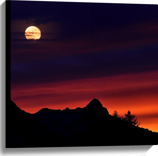 WallClassics - Canvas  - Gele Maan Boven de Bergen bij Zonsondergang - 60x60 cm Foto op Canvas Schilderij (Wanddecoratie op Canvas)