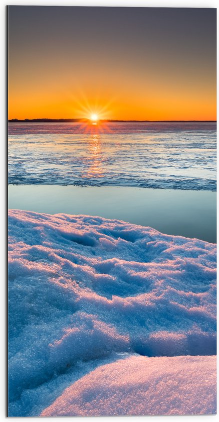 WallClassics - Dibond - Ondergaande Zon bij Meer in de Sneeuw - 50x100 cm Foto op Aluminium (Wanddecoratie van metaal)
