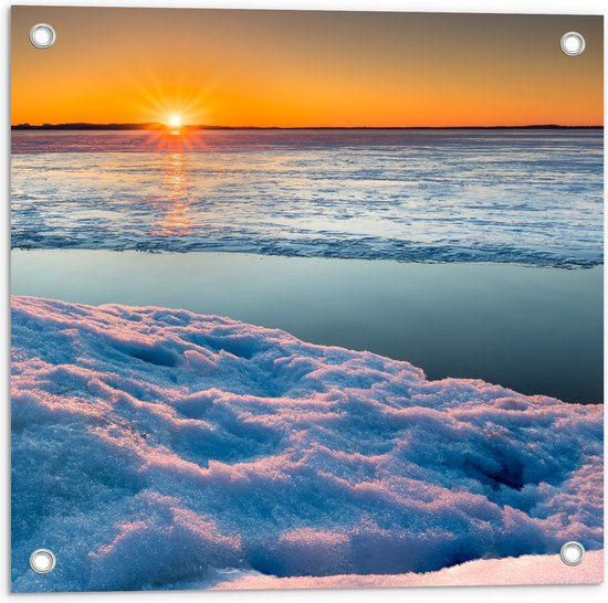 WallClassics - Tuinposter – Ondergaande Zon bij Meer in de Sneeuw - 50x50 cm Foto op Tuinposter  (wanddecoratie voor buiten en binnen)