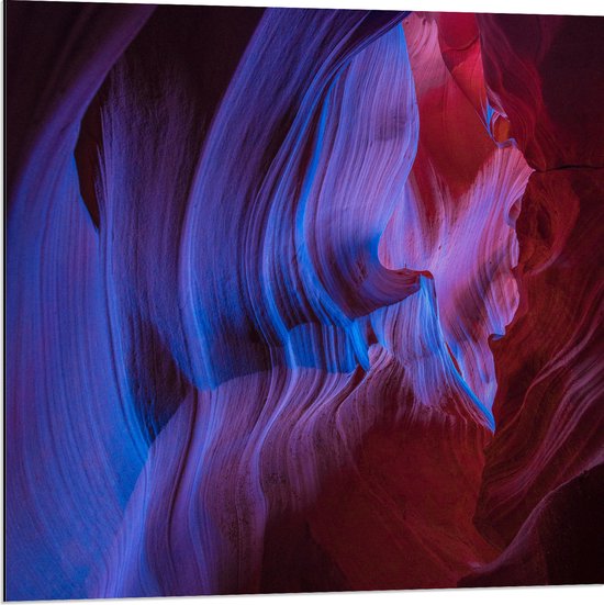 WallClassics - Dibond - Blauw Licht tegen Woestijnrotsen - 80x80 cm Foto op Aluminium (Wanddecoratie van metaal)