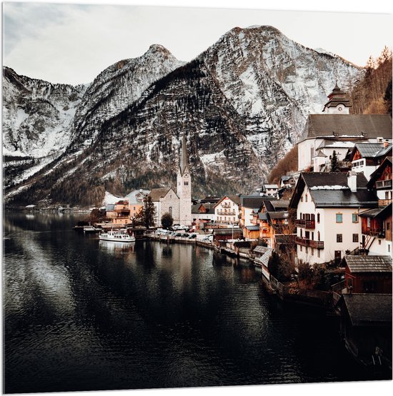 WallClassics - Acrylglas - Klein Dorpje tussen Bergen bij Water - 100x100 cm Foto op Acrylglas (Met Ophangsysteem)