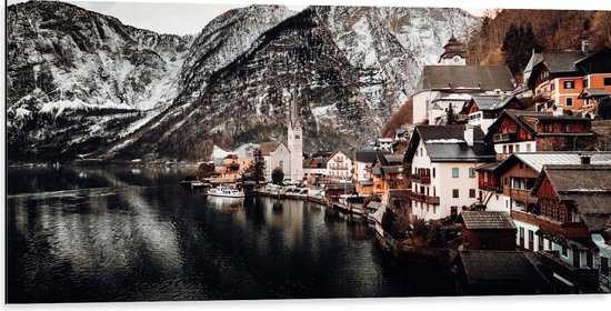 WallClassics - Dibond - Klein Dorpje tussen Bergen bij Water - 100x50 cm Foto op Aluminium (Wanddecoratie van metaal)