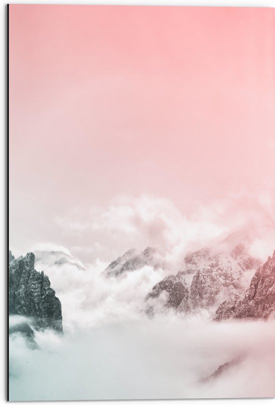 WallClassics - Dibond - Roze Lucht boven Wolken en Bergen - 50x75 cm Foto op Aluminium (Wanddecoratie van metaal)