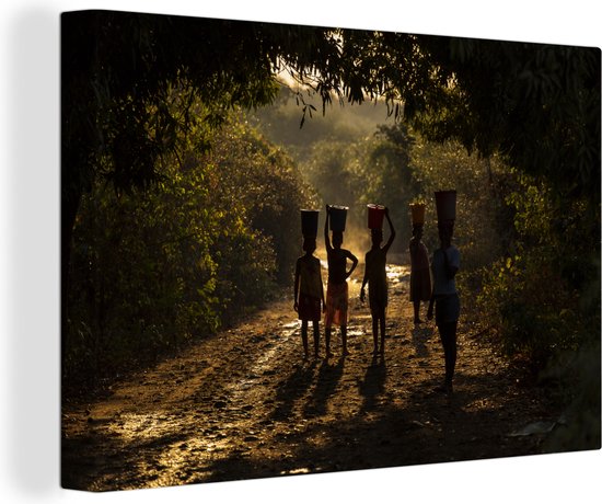 Canvas Schilderij Silhouet van vrouwen die water dragen in het Afrikaanse Mozambique - 120x80 cm - Wanddecoratie
