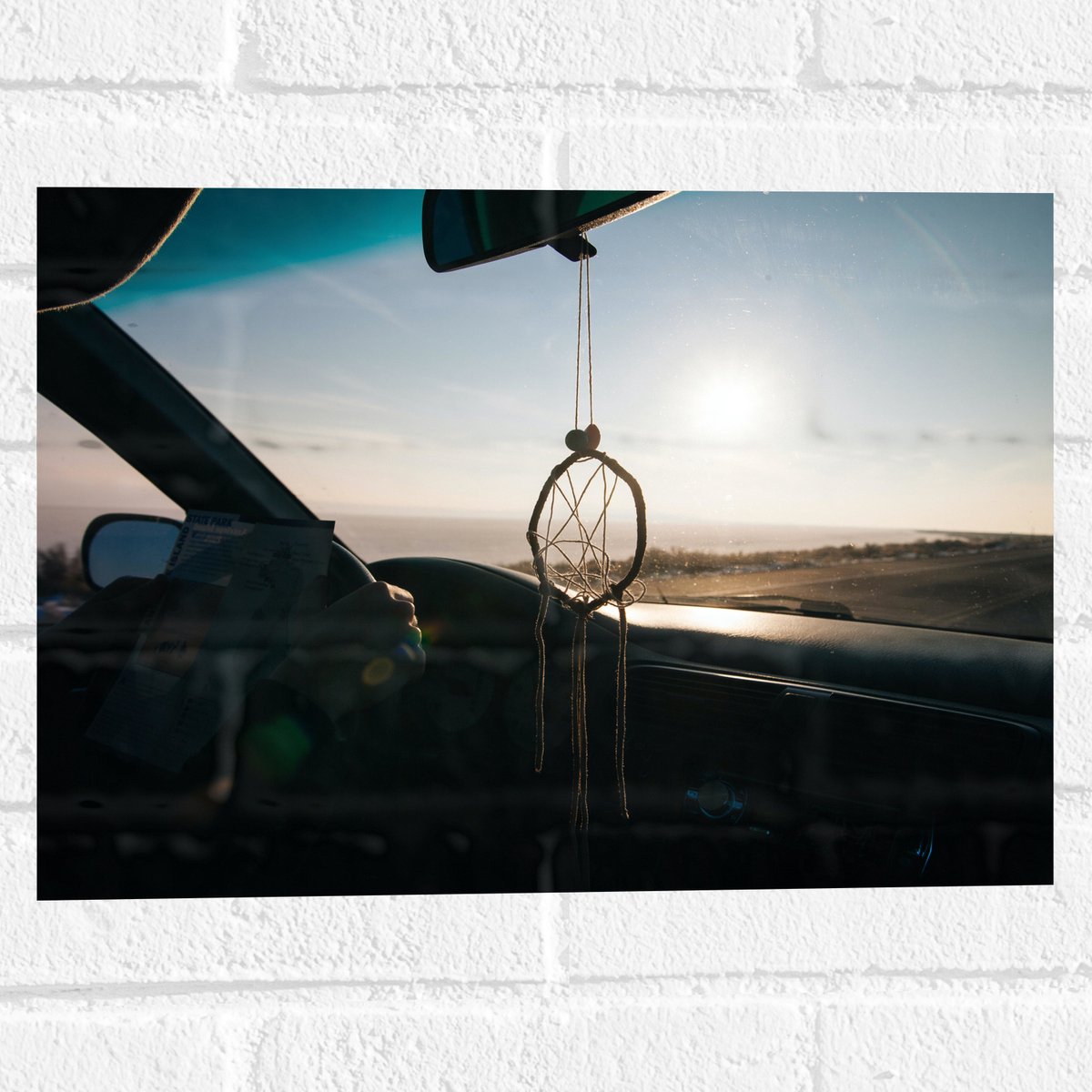 Muursticker - Dromenvanger aan Autospiegel - 40x30 cm Foto op Muursticker