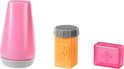 Drie medische accessoires: een roze fles, een medicijndoosje en een roze EHBO-doosje.