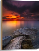 WallClassics - Hout - Kleine Rotsen aan het Water met Zonsondergang - 60x80 cm - 12 mm dik - Foto op Hout (Met Ophangsysteem)