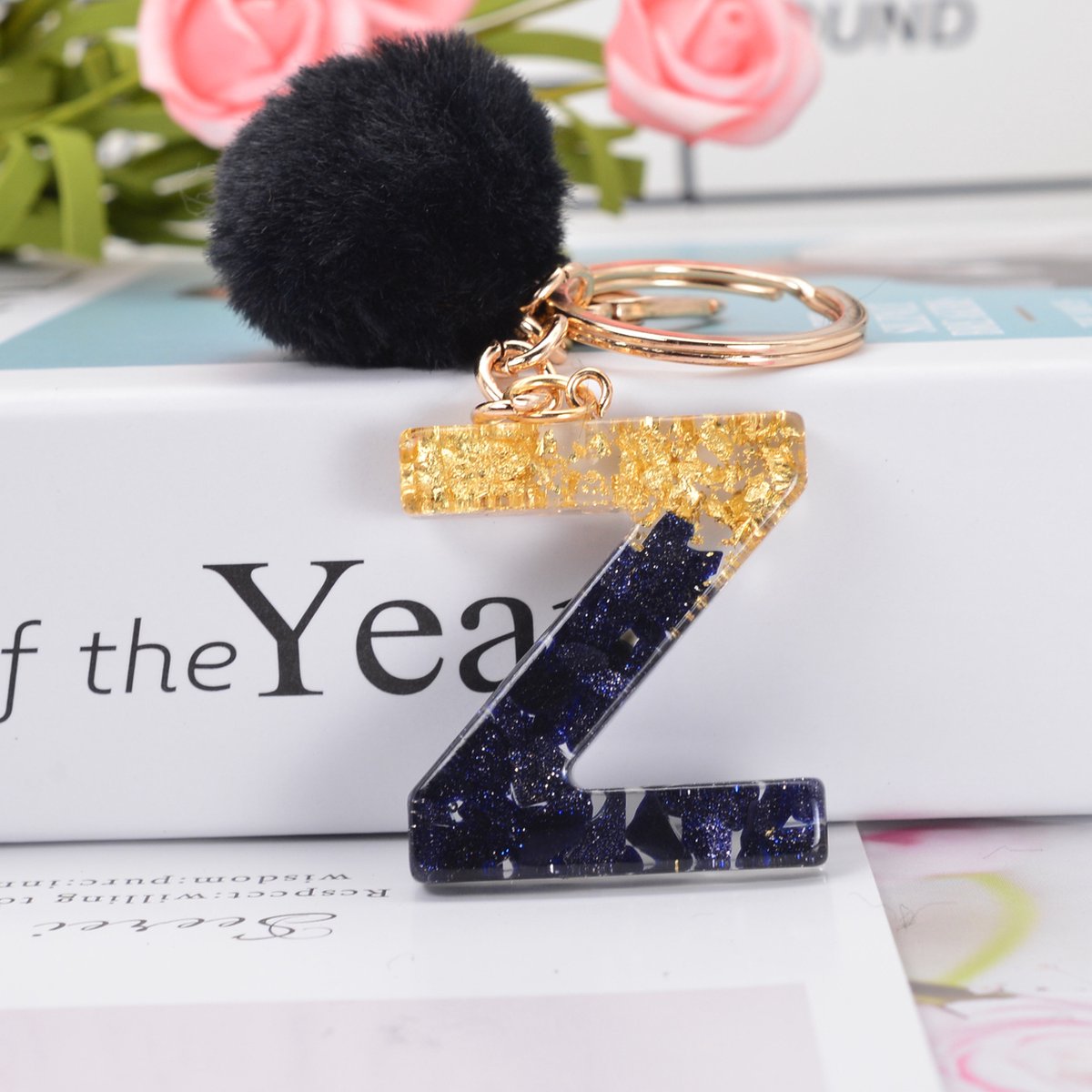 Sleutelhangers of voor je tas van A tot Z - met een pompon of kwastje - met letter - mooi design - handgemaakt - sleutelhangers - design - mode - goud - zwart - blauw - roze- rood