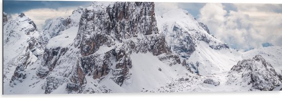 WallClassics - Dibond - Sneeuwlandschap met Wolken - 120x40 cm Foto op Aluminium (Met Ophangsysteem)