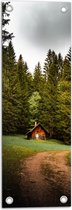 WallClassics - Tuinposter – Klein Houten Hutje bij Bomen - 20x60 cm Foto op Tuinposter  (wanddecoratie voor buiten en binnen)