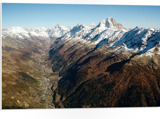 WallClassics - PVC Schuimplaat- Besneeuwde Bergtoppen in Groot Berggebied - 75x50 cm Foto op PVC Schuimplaat