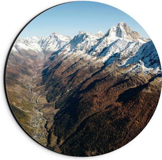 WallClassics - Dibond Muurcirkel - Besneeuwde Bergtoppen in Groot Berggebied - 20x20 cm Foto op Aluminium Muurcirkel (met ophangsysteem)