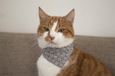 Kattensjaaltje - Bloemetjes patroon - Grijs - Verstelbaar Katten halsbandje - Kleding voor katten - Strikje - Kattenbandje - Kitten