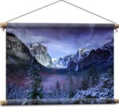 WallClassics - Textielposter - Besneeuwde Bergen met Bomen en Rotsen - 60x40 cm Foto op Textiel