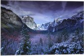 WallClassics - Vlag - Besneeuwde Bergen met Bomen en Rotsen - 60x40 cm Foto op Polyester Vlag