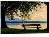 WallClassics - Panneau de mousse PVC - Banc au bord du lac avec vue sur les Montagnes - Photo 75x50 cm sur panneau de mousse PVC