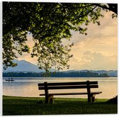 WallClassics - Panneau de mousse PVC - Banc au bord du lac avec vue sur les Montagnes - Photo 50x50 cm sur panneau de mousse PVC