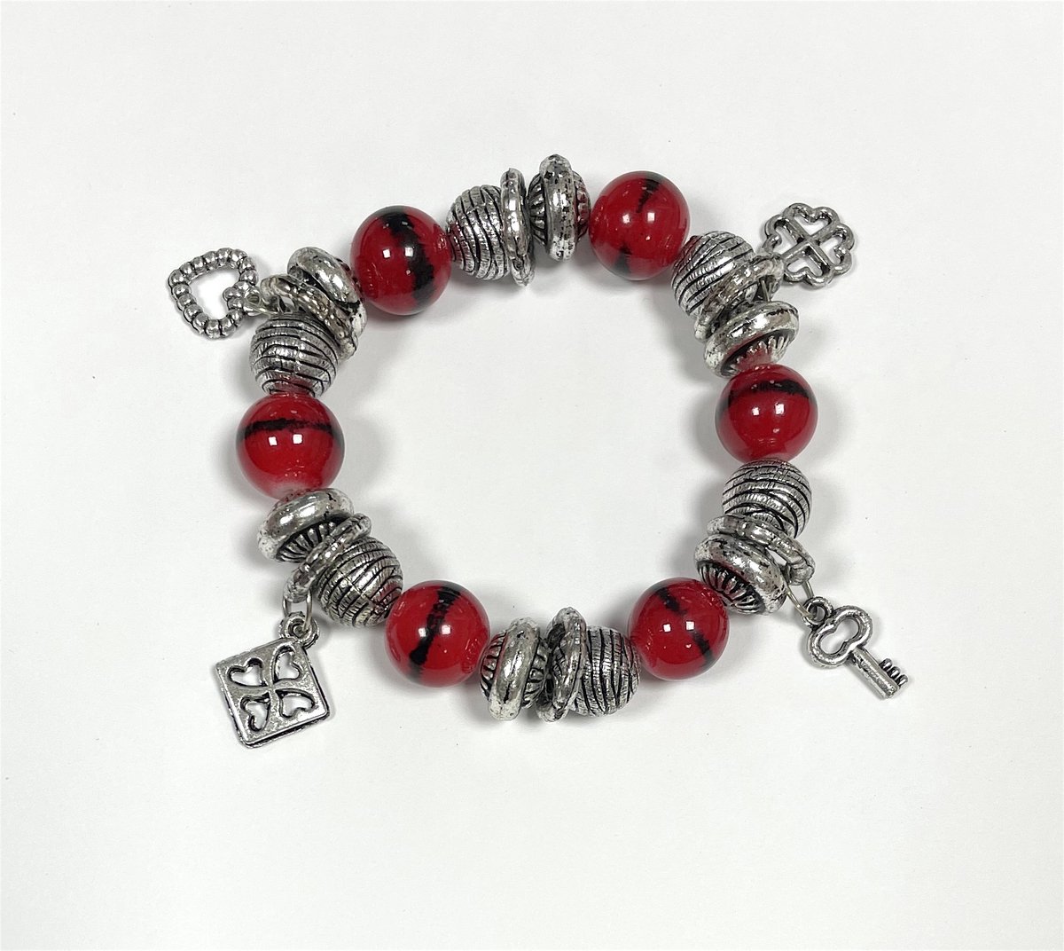 Armband - Rood, zilverkleurig - Met hartje, sleutel, en bloem hangertjes - Rekbaar, one size