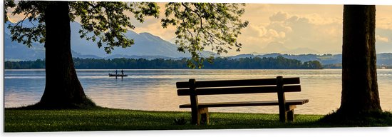 WallClassics - Dibond - Bankje aan het Meer met Uitzich op Bergen - 120x40 cm Foto op Aluminium (Wanddecoratie van metaal)