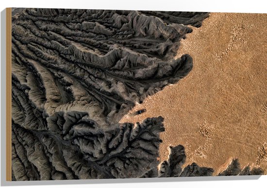 WallClassics - Hout - Bovenaanzicht van Rotsen van Berg - 90x60 cm - 12 mm dik - Foto op Hout (Met Ophangsysteem)