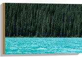 WallClassics - Hout - Blauw Meer aan Groene Bosrand - 60x40 cm - 12 mm dik - Foto op Hout (Met Ophangsysteem)