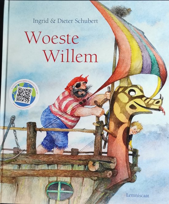 Een piraat met een ooglapje, gestreepte trui en een baard aan het roer van een schip met een drakenkop. Een jongen kijkt uit de drakenkop.