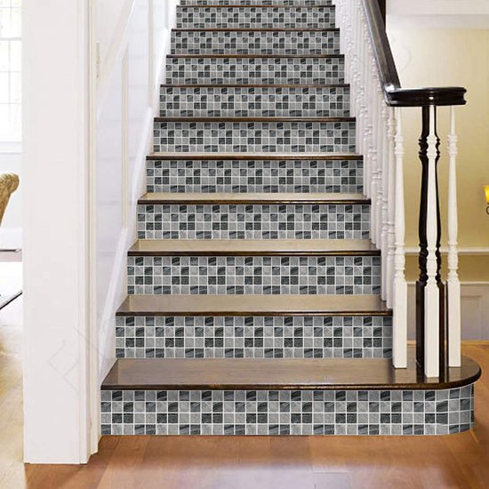 Escalier recouvert de carreaux carrés en mosaïque de marbre gris.