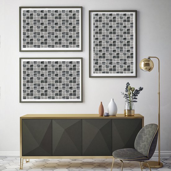 Décoration murale avec trois panneaux encadrés de mosaïques en marbre noir et gris au-dessus d'une commode gris foncé.